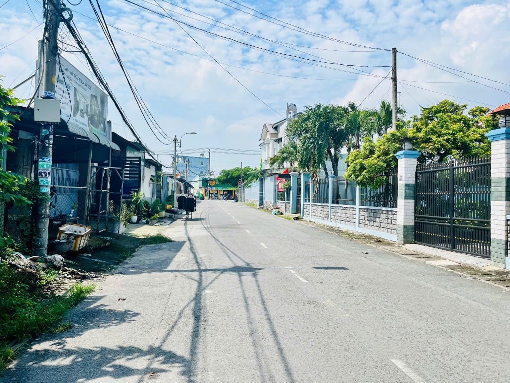 Bán nhà xưởng ngay chợ Xuân Thới Thượng và UBND xã, diện tích 304 m², giá tốt