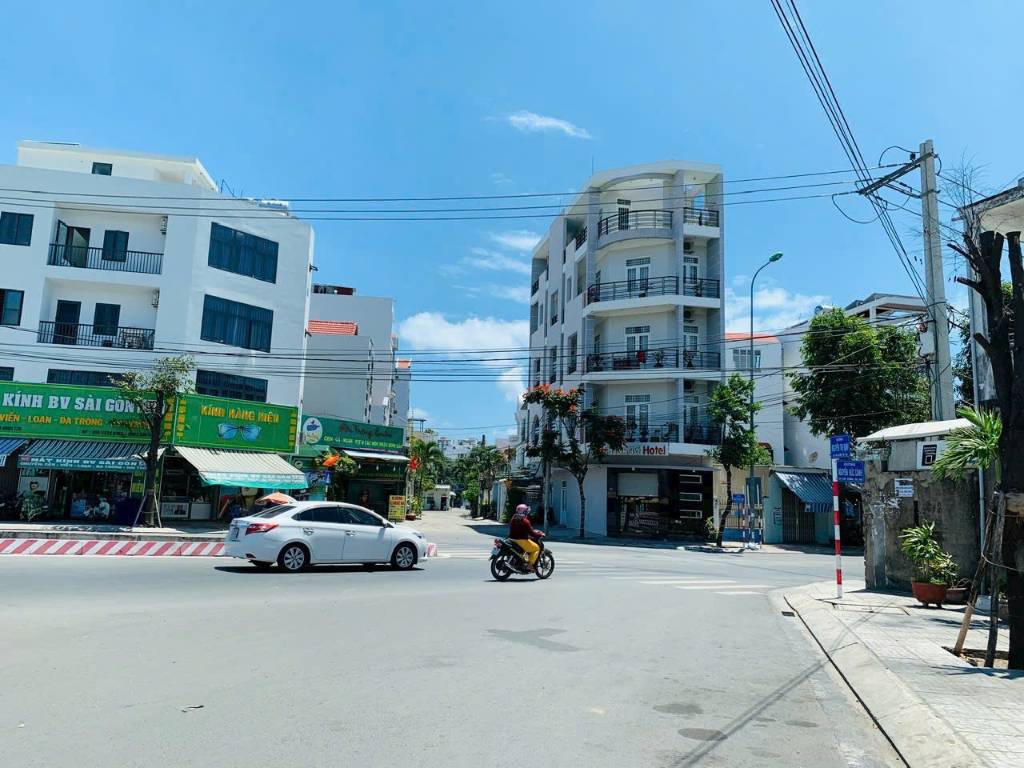 Nhà góc 2 mặt tiền Vòng Xoay Nguyễn Đức Cảnh, Hoàng Diệu, ra biển Trần Phú 1km