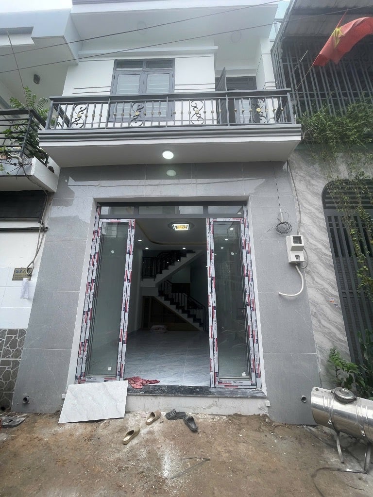 SIÊU PHẨM NHÀ 2 TẦNG MỚI 100% – CÒN THƠM MÙI SƠN
Hậu Lân – Bà Điểm – Hóc Môn Hẻm xe hơi