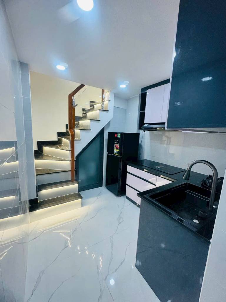 NHÀ MẶT TIỀN 181 NHẬT TẢO, QUẬN 10, 30M², 5 TẦNG, HOÀN CÔNG ĐỦ, CÔNG NHẬN TRÊN SỔ