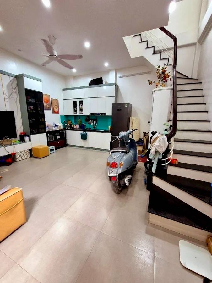 Bán nhà Bùi Xương Trạch, Thanh Xuân, 30m, 3 phòng, ngõ nông, gần phố, giá chỉ 6.9 Tỷ