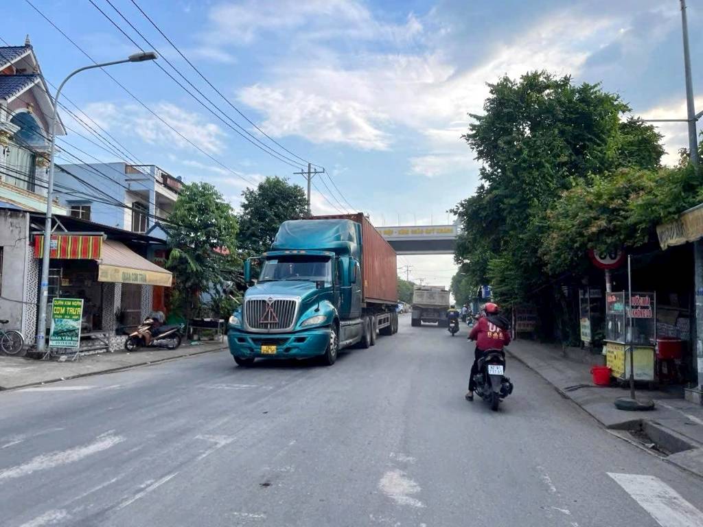 Bán đất giáp Bình Chánh, gần QL1A, 237m2 đất thổ, cách tỉnh lộ chỉ 200m, không bị quy hoạch