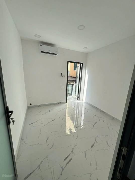 NGUYỄN TRÃI Q.5 GẦN Q.1
Diện tích: 31m (3.1 x 10) 3 Tầng kiên cố
Giá: 6,3 TỶ (có thương lượng)