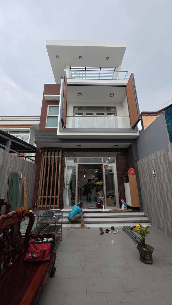 Bán nhà gần chợ Bình Chánh, dt 102m², khu dân cư đồng bộ, full nội thất, giá chỉ 2,5 tỷ