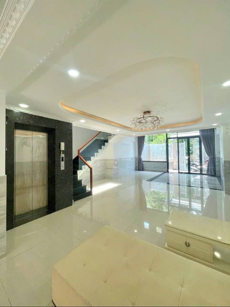 BÁN BIỆT THỰ TRỤC PHẠM VĂN ĐỒNG, 5 TẦNG, CÓ THANG MÁY, 6 X 20M, VỪA Ở VỪA KINH DOANH