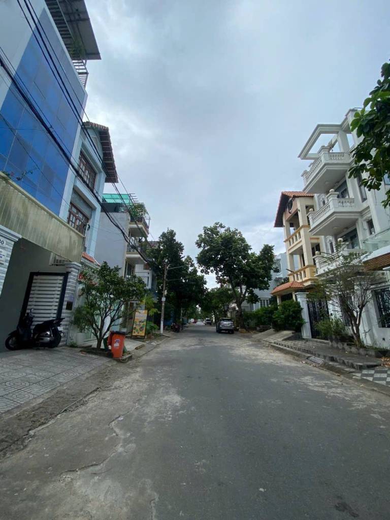 BÁN NHÀ KHU BÊN SÔNG GIGAMALL, HẦM VÀ 4 LẦU, PHÙ HỢP VỪA Ở VỪA LÀM VP CTY
