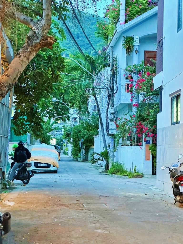 Bán nhà góc 2 mặt tiền Nguyễn Khắc Viện, ngang 6m, cách biển Ba Làng 300m