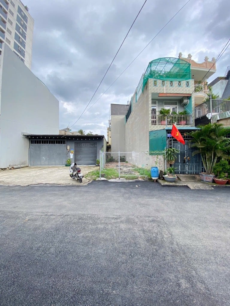 Bán gấp lô đất mặt tiền đường 12, Trường Thọ. DT 85m2, SHR, giá 8tỷ Tl. Ngay chung cư Sài Gòn