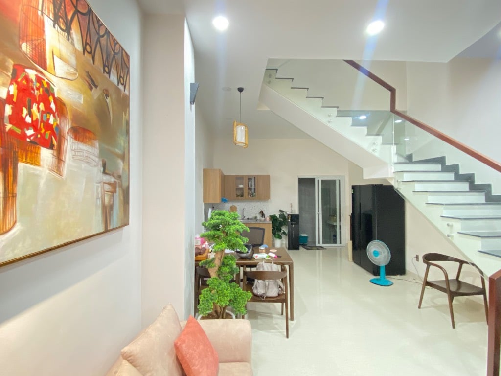 Bán nhà đẹp ngay đường 24 Linh Đông. SHR, giá chỉ 6,8 tỷ thương lượng, hẻm oto 5m vào tận cửa, KDC