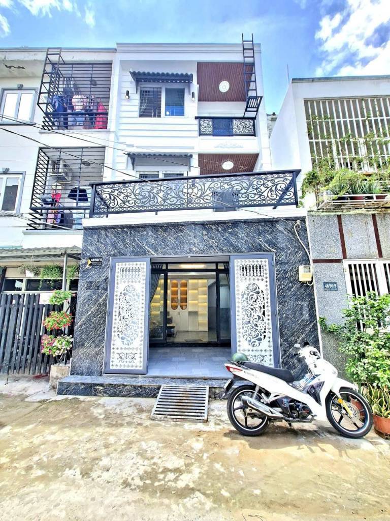 BÁN NHÀ 2 LẦU - XE HƠI TỚI NHÀ - MỚI HOÀN THIỆN