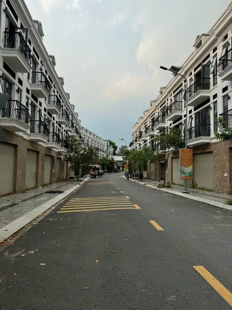 Bán nhà Dĩ An, 3 tầng, 3 PN, 67m2, hoàn công, shr, đường 13m, giá 4.59 tỷ