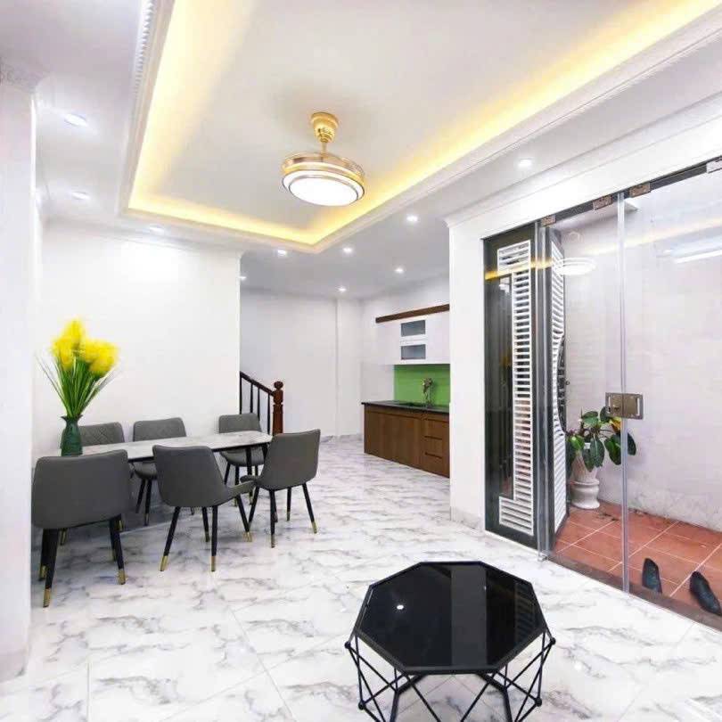 Bán nhà Thanh Lân Hoàng Mai, ô tô đỗ, có sân riêng, 5 tầng, ở ngay, giá chỉ 6,8 tỷ