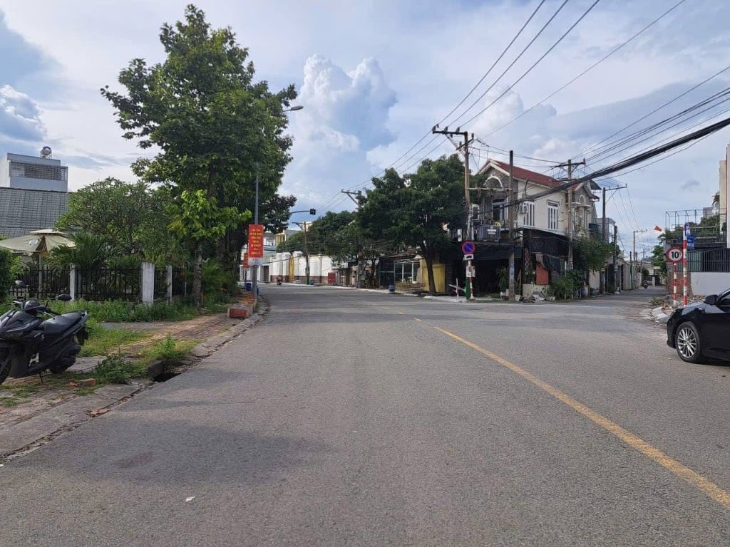 Đất đẹp vuông vức sổ hồng sẵn xây dựng tự do.