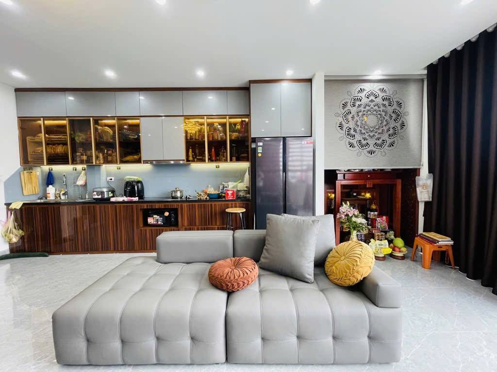 Bán nhà Lạc Long Quân, Cầu Giấy, ô tô đỗ, full nội thất, diện tích 72m², giá 11,5 tỷ