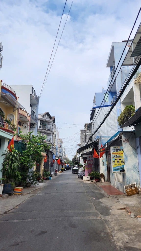 Bán nhà đường Hương Lộ 2, 180m2, nhà cấp 4, hxt, góc 2 mặt thoáng, tiện xây cao tầng