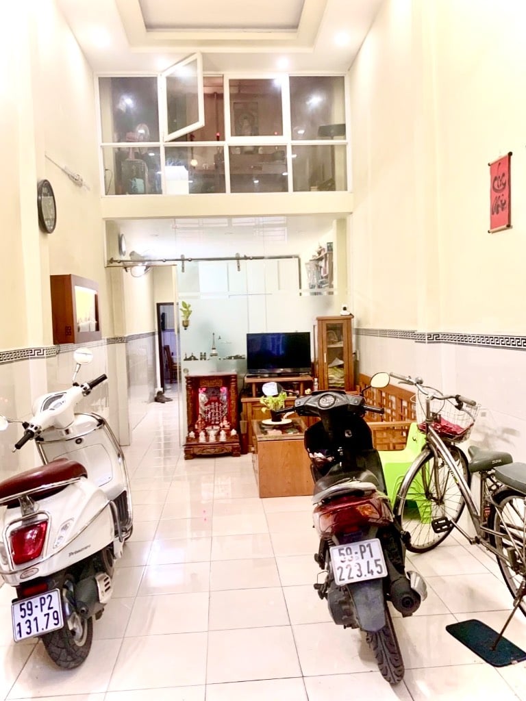 Bán nhà chính chủ Lạc Long Quân, diện tích 65m2 nở hậu chữ L, giá chỉ 5,05 tỷ