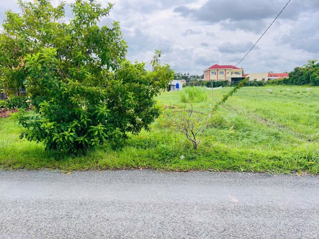 Cắt lỗ, bán đất gần chợ Hoà Khánh, Long An, sổ đỏ, vị trí đẹp, đường nhựa, giá 3,6 tỷ