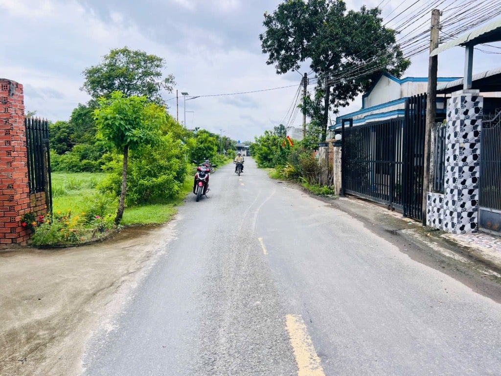 Cắt lỗ, bán đất gần chợ Hoà Khánh, Long An, sổ đỏ, vị trí đẹp, đường nhựa, giá 3,6 tỷ