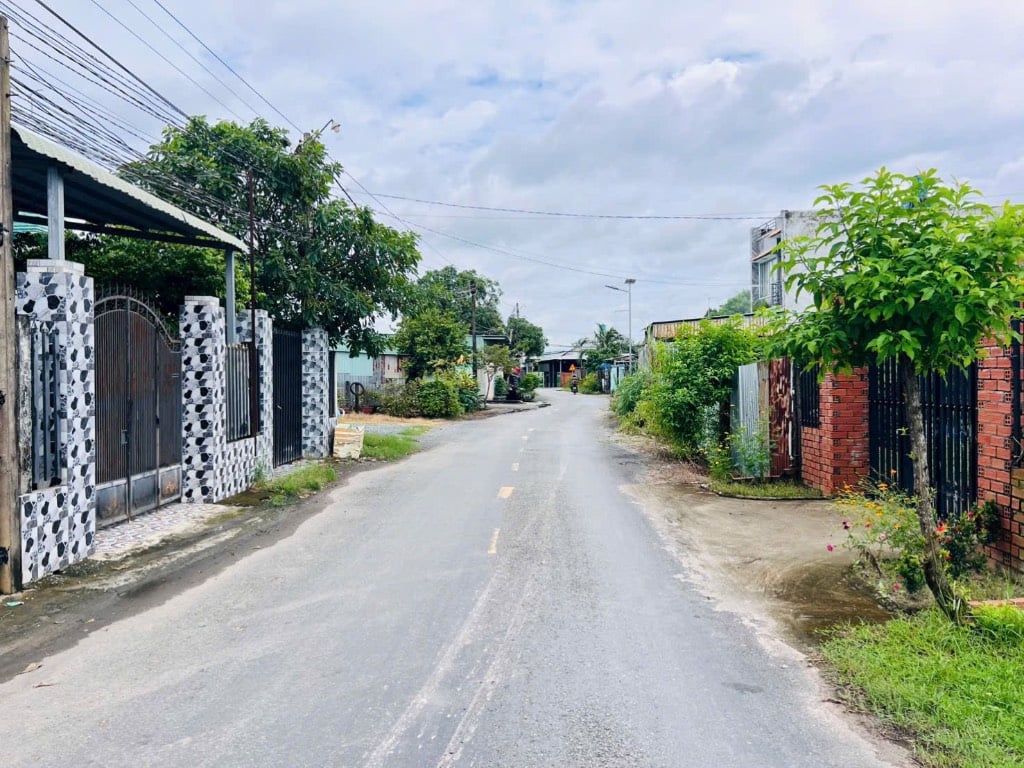 Cắt lỗ, bán đất gần chợ Hoà Khánh, Long An, sổ đỏ, vị trí đẹp, đường nhựa, giá 3,6 tỷ