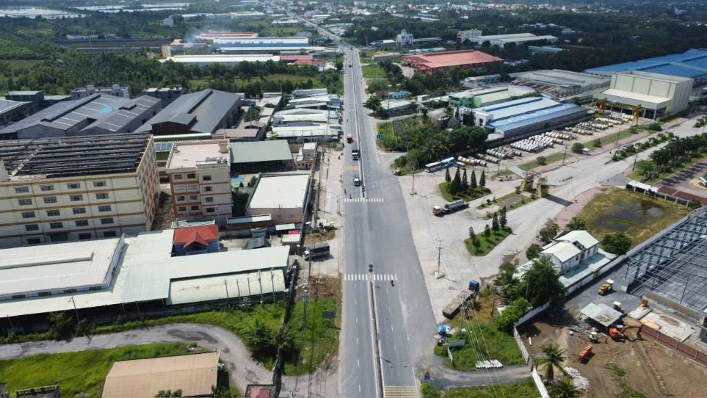 Bán đất Long An, mặt tiền TL 824, tdt 9800m2 (800m2 thổ, kho 560m2, văn phòng 200m2), giá 50 tỷ