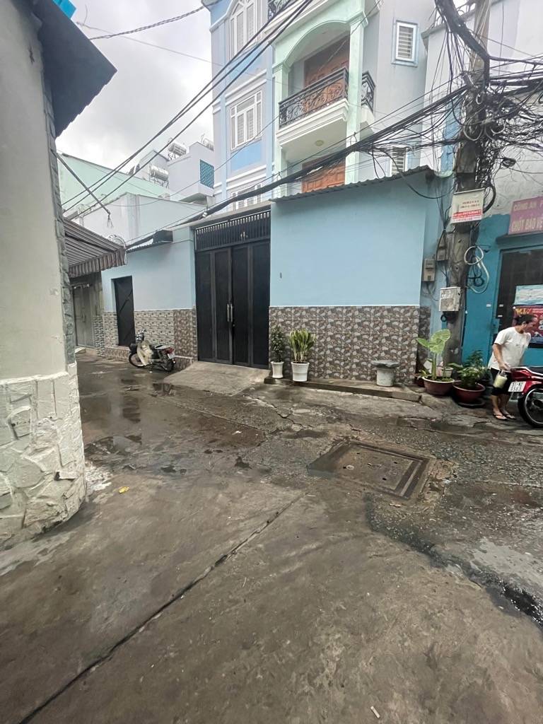 Bán nhà HXH, Lạc Long Quân, hẻm thông, 22m2 hơn 2 tỷ