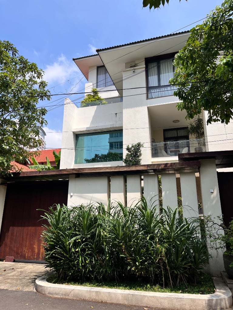 Bán biệt thự Nguyễn Văn Hưởng, Thảo Điền Thủ Đức, dt 350m², hướng Nam, giá 98 tỷ