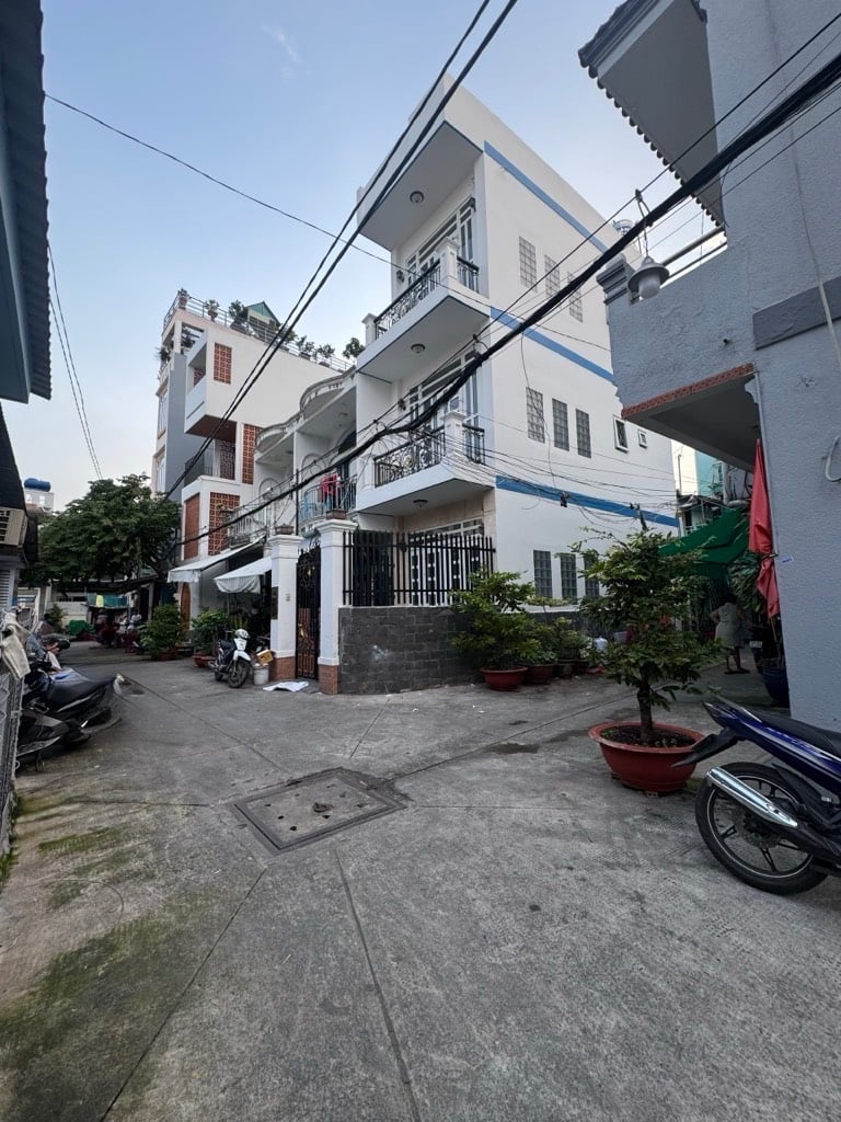 Bán nhà 578 Lê Quang Định, Gò Vấp, nhà đúc 3 tầng hẻm ô tô, dt 35m2, nhỉnh 6 tỷ