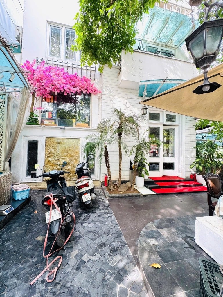 Bán nhà Nguyễn Khánh Toàn, Cầu Giấy, 263m x 3 tầng, mặt tiền 15m, giá 210 tỷ thương lượng