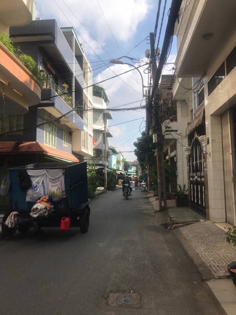 BÁN NHÀ LẠC LONG QUÂN, QUẬN 11, HẺM 8M, 3 TẦNG KIÊN CỐ, XE HƠI ĐỖ CỬA, GIÁ CHỈ 9 TỶ TL