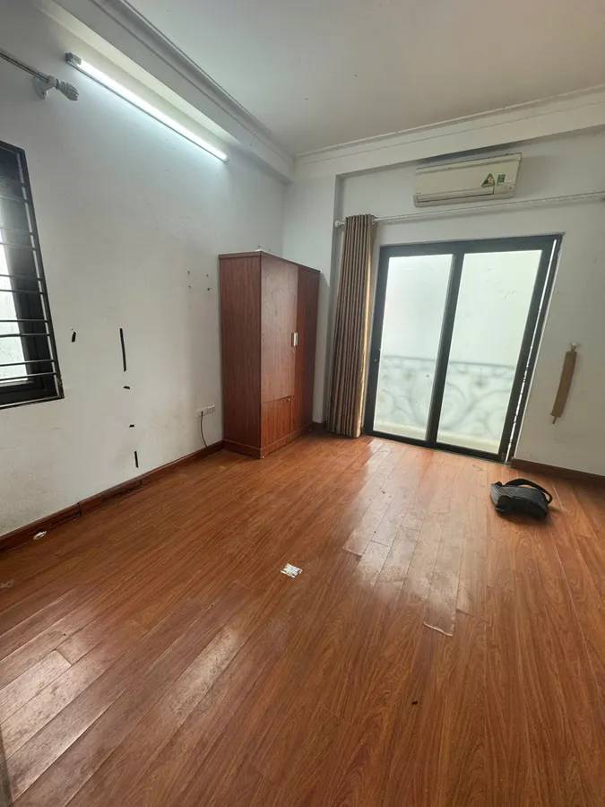 Bán nhà phố Nguyên Hồng, 5 tầng x 40m2, mặt tiền 4m, giá 13.2 tỷ