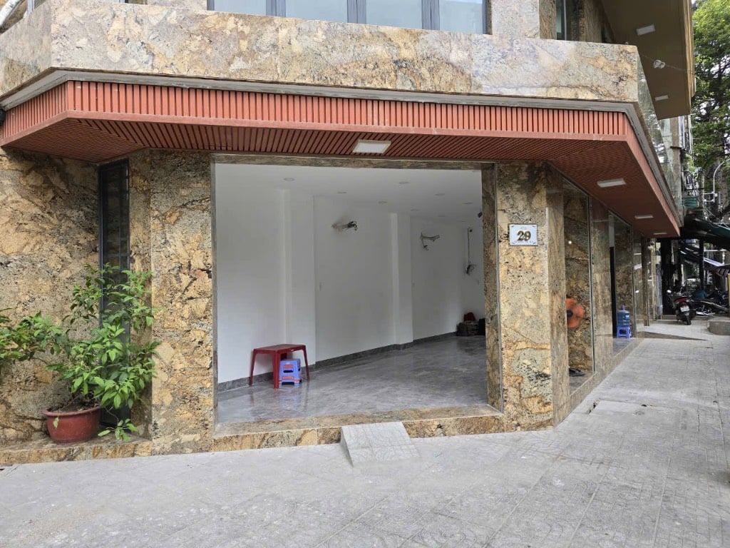 Cho thuê nhà ngã tư Ngô Quyền, Quận 10, góc 2 mặt tiền 12m, vị trí vàng, giá 35 triệu