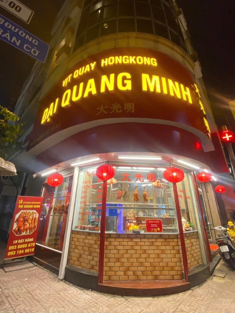 Cho thuê nhà Nguyễn Đình Chiểu, Quận 3, góc 2 mặt tiền, view đường cong ốp kính, giá tốt