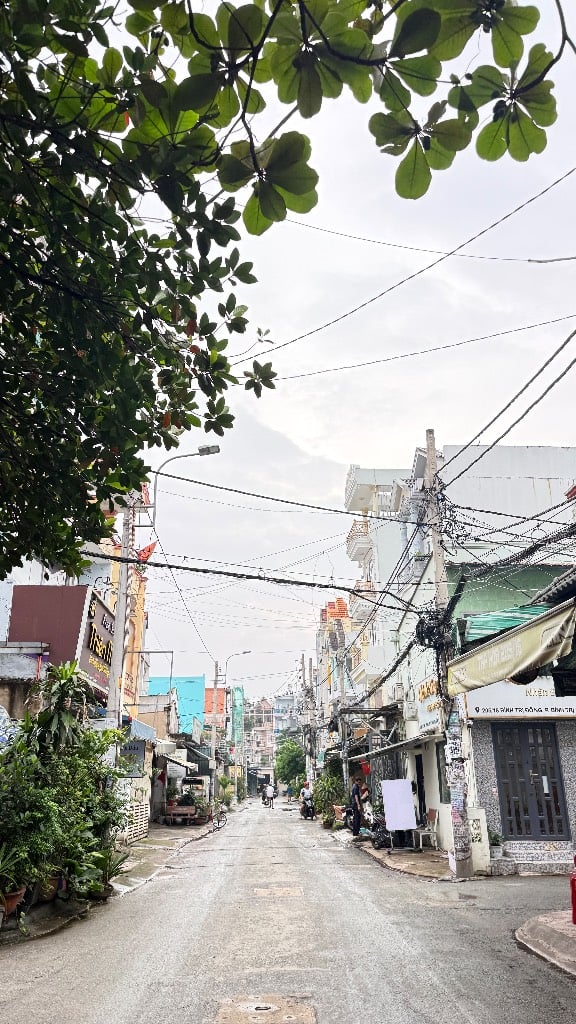 Bán đất đường Hương Lộ 2, 80m2, full thổ cư, tặng nhà cấp 4 tiện xây mới, hẻm xe tải thông