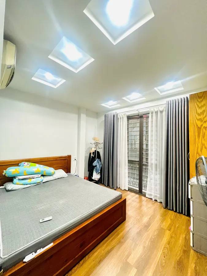 Nhà phố Nguyên Hồng, 45m2 x 5 tầng, lô góc mặt tiền 4.5m, giá 15.9 tỷ