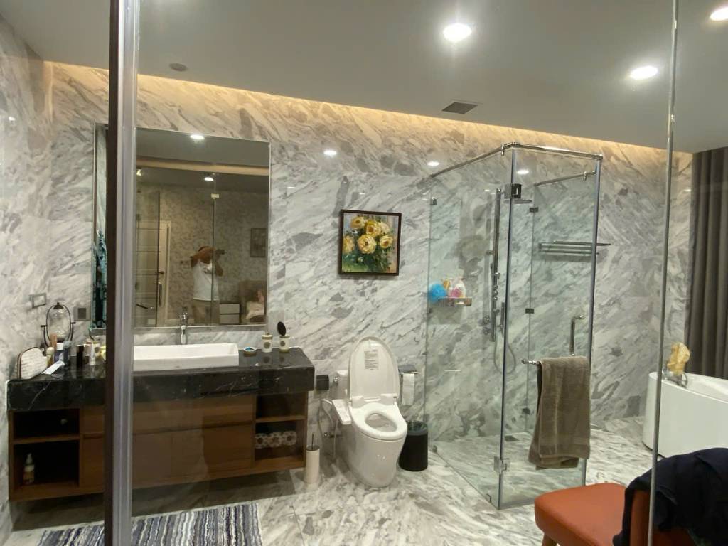 Cho thuê Penthouse Landmark 1. Diện tích lên đến 296m2, có sân vườn rộng và hồ cái koi. 4PN và 4 WC