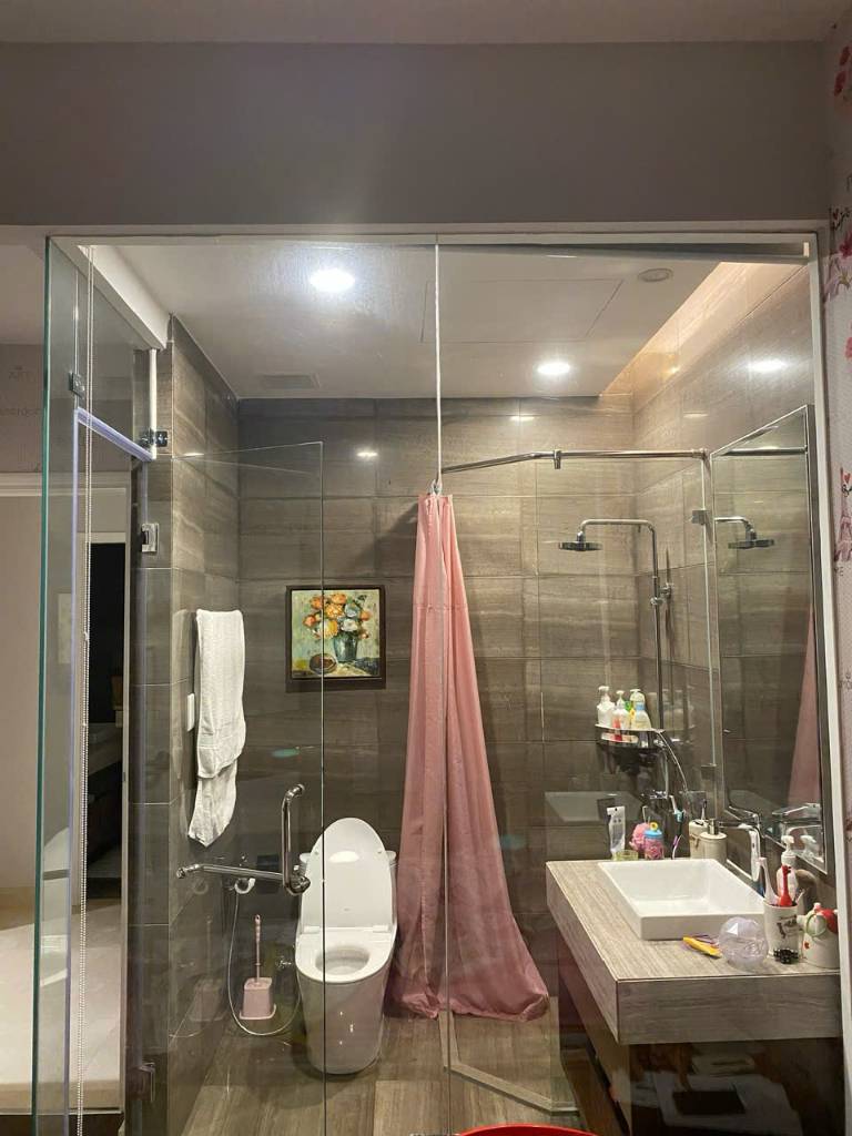 Cho thuê Penthouse Landmark 1. Diện tích lên đến 296m2, có sân vườn rộng và hồ cái koi. 4PN và 4 WC