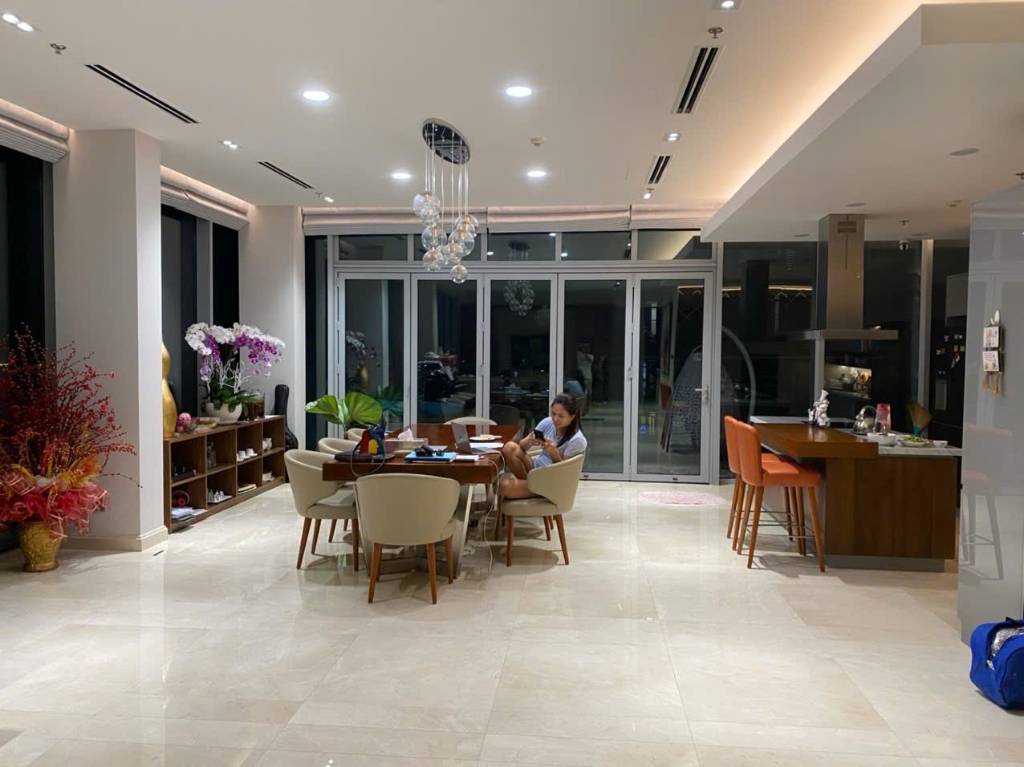 Cho thuê Penthouse Landmark 1. Diện tích lên đến 296m2, có sân vườn rộng và hồ cái koi. 4PN và 4 WC