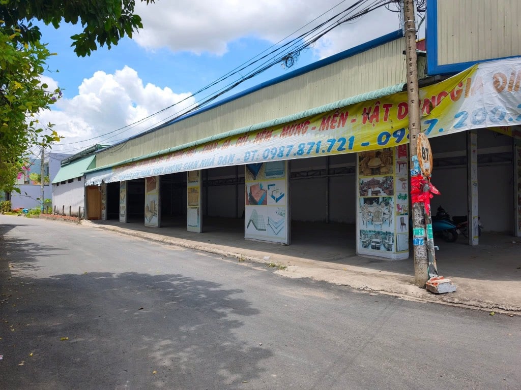 Cho thuê mặt bằng kinh doanh Long An, 2 mặt tiền tại thị trấn Đức Hòa, 15 triệu/tháng