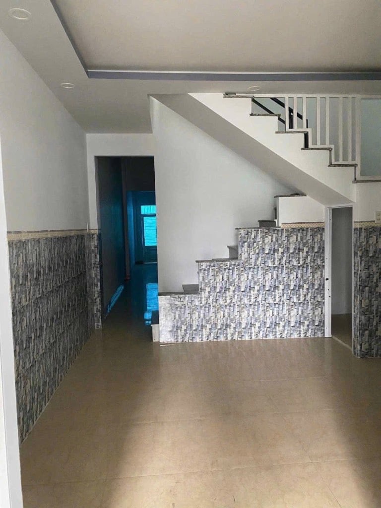 Bán nhà  Bình Chánh, gần Vòng Xoay An Lạc, 1 trệt 1 lầu, 970 triệu, sổ riêng