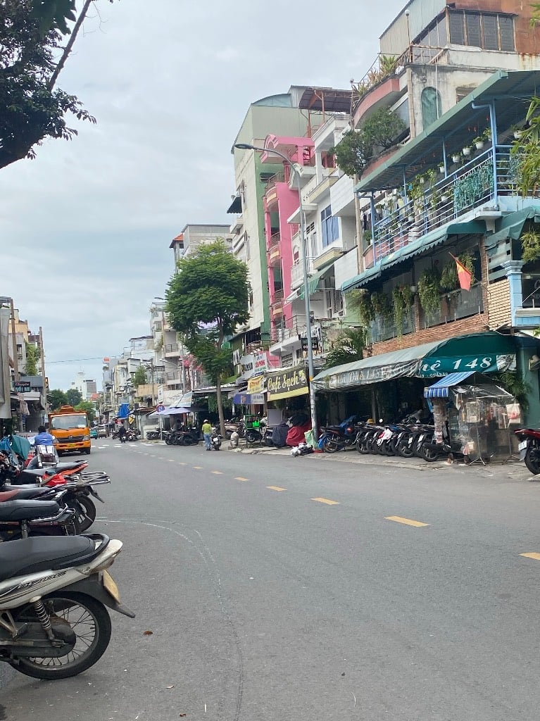 Bán tòa chdv Nguyễn Tri Phương, 12 phòng, gần trường ĐH kinh tế UEH, 5 tầng, xe hơi đậu trước nhà