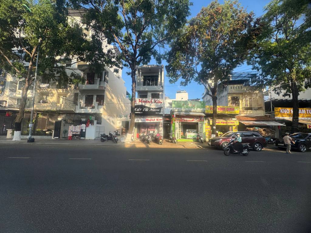 BÁN ĐẤT MẶT TIỀN NGUYỄN ĐỨC CẢNH, TẶNG NHÀ, DT 174.6M2, MT 9.7M, DÒNG TIỀN 30TR/TH