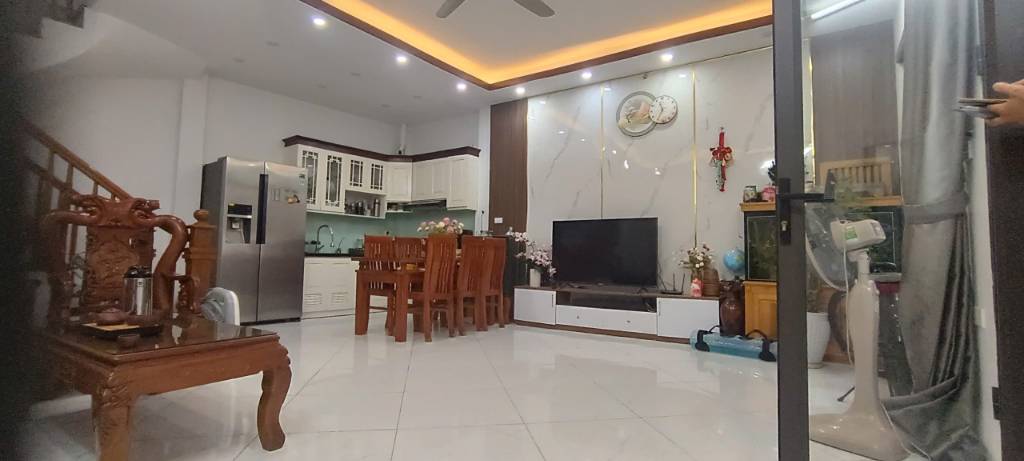 Bán nhà 4 tầng Quỳnh Đô, diện tích 40m2, ô tô đỗ cổng, giá 6.5 tỷ