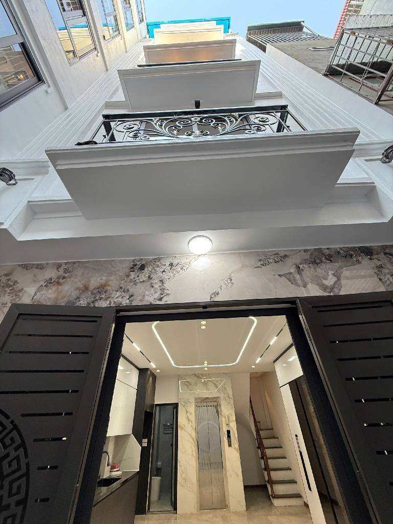 Bán nhà Khúc Thừa Dụ, 43m x 7tầng, thang máy, Ô tô, full nội thất, ở ngay 13,5 tỷ