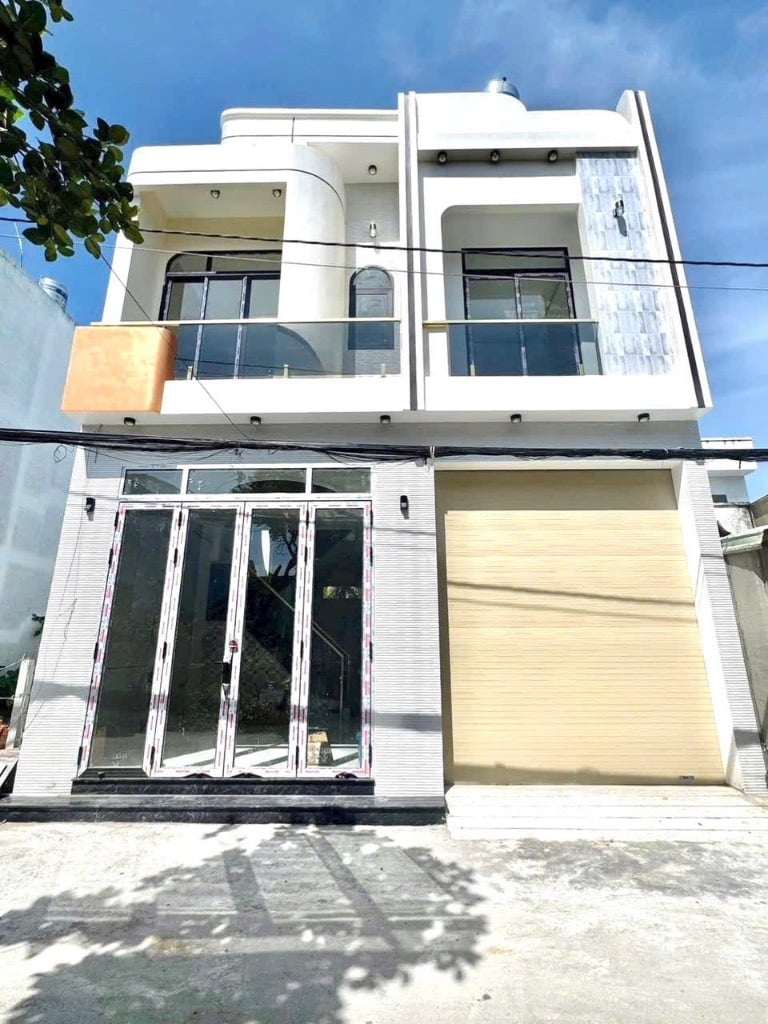 Nhà lầu mới 100% có 4p ngủ, gara ô tô 7c. Gần bv đa khoa TW, đại học y dược