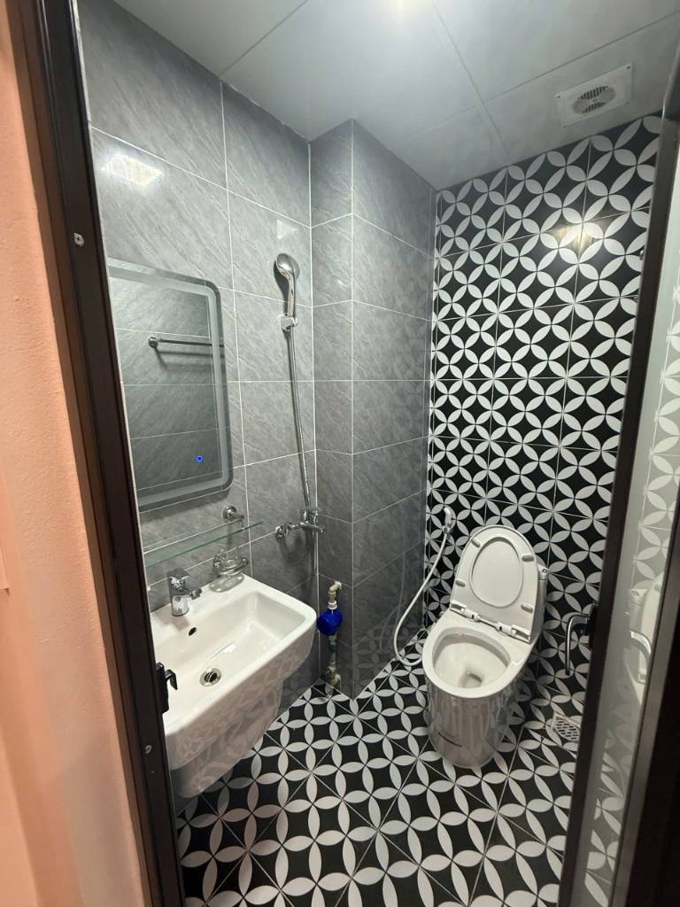 BÁN GẤP TÒA CCMN 70M2 6T 10PKK DÒNG TIỀN 700TR/NĂM CÁCH PHỐ 10M GIÁ CHỈ 11 TỶ