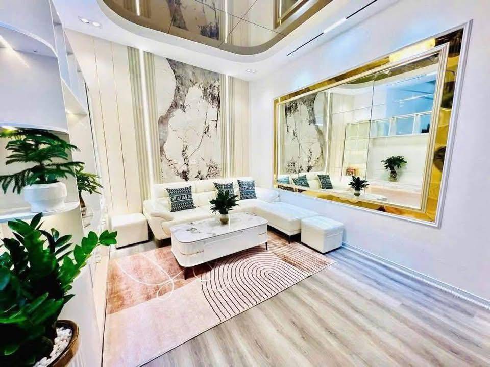 Bán nhà hơn 7 tỷ Ba Đình 36m2 6 tầng cách phố 20m tại La Thành - Thành Công.