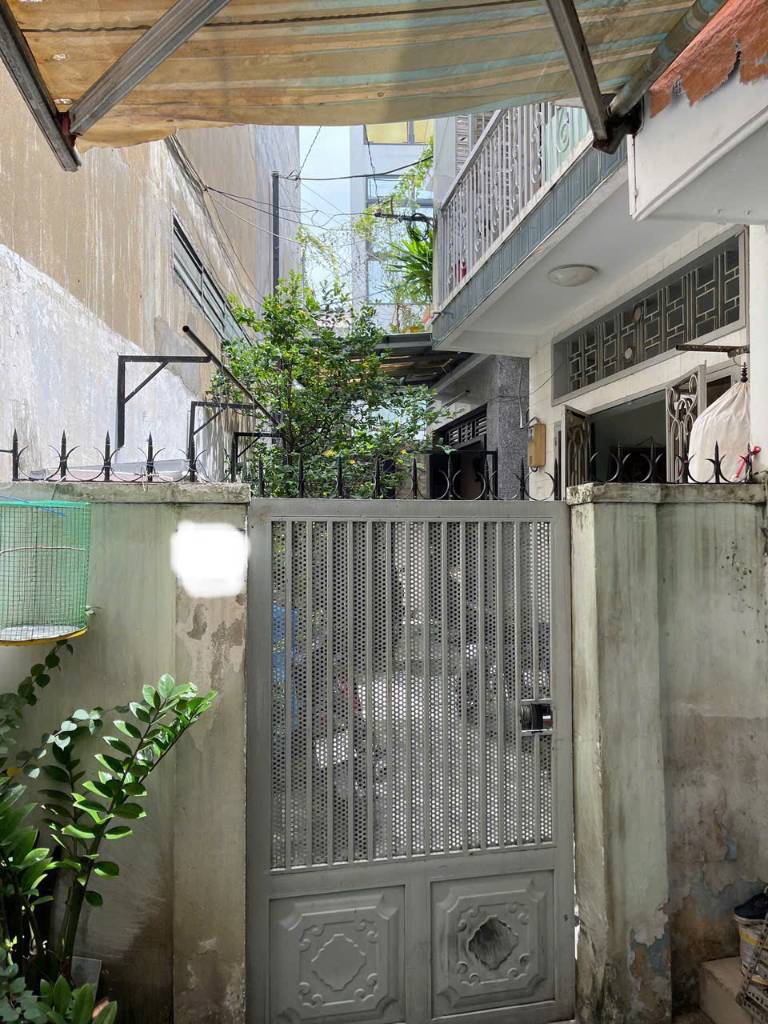 Bán nhà Bình Thạnh, có sân riêng, 4,9x10,4m nở hậu 5,6m, vị trí trung tâm