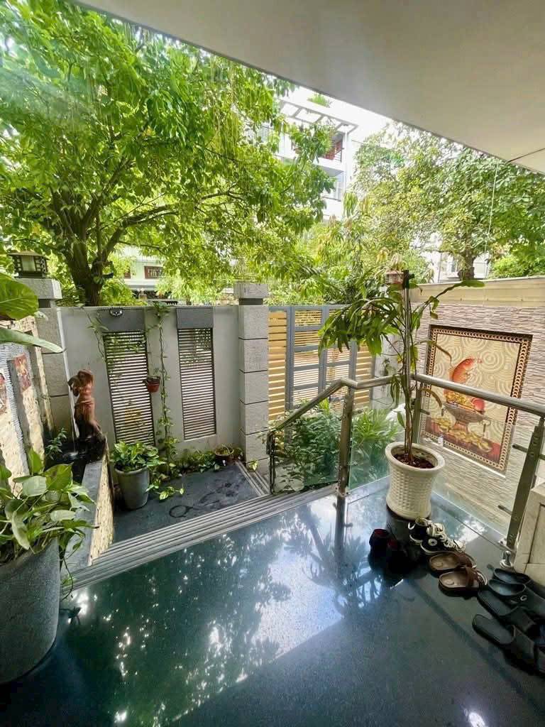 Bán nhà phố Đặng Thùy Trâm, ngang 6m, đường 12m, có hầm, tặng nội thất cao cấp