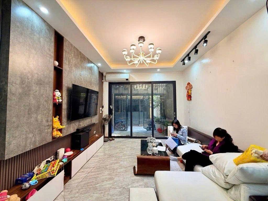 Siêu hiếm bán nhà Trương Định, 4 tầng dân xây ô tô đỗ cửa 2 nhà ra phố Hai Bà Trưng