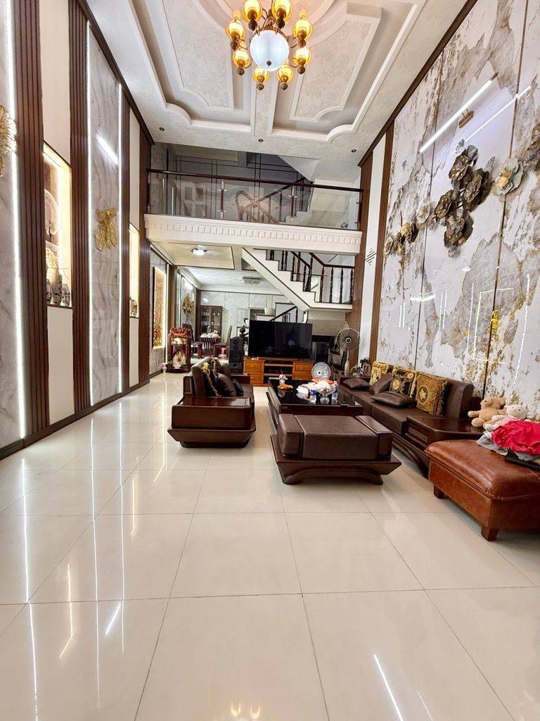 Bán nhanh nhà Dĩ An, Bình Dương, đẹp 3 tầng, chủ xây tâm huyết, đường xe tải